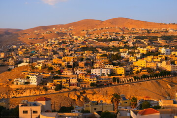 ワディ・ムサの夕景 - 黄金に染まる遺跡の村