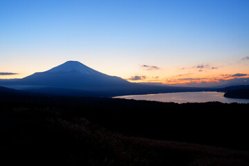河口湖と黄昏の富士山