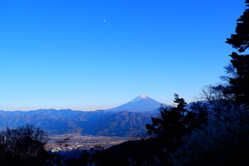 雪冠の富士山 - 日本の象徴を仰ぐ絶景