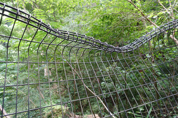 ひしゃげたフェンス