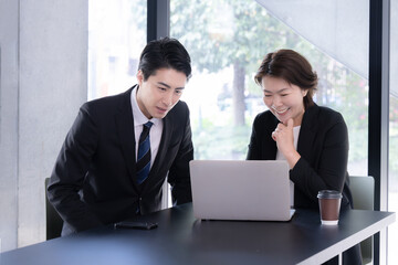 Business scene of a male subordinate meeting with a female boss Image of new employee training, etc.