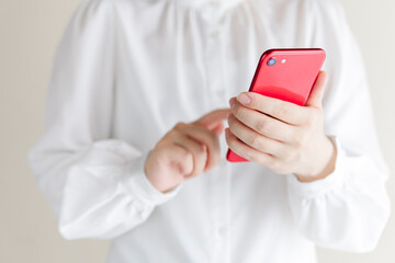 スマホを持つ女性