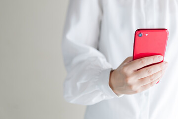 スマホを持つ女性