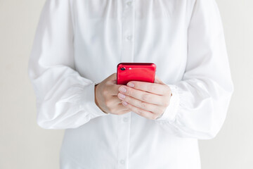 スマホを持つ女性