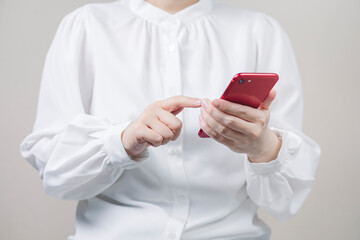 スマホを操作する女性