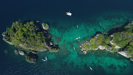 Obraz premium Beautiful tropical islands of Thailand, high altitude view of the islands in the middle of the sea