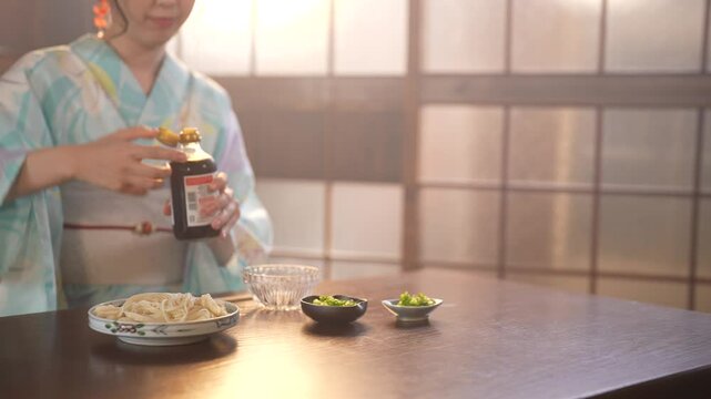 夏の京都の古民家で浴衣でそうめんを食べる女性