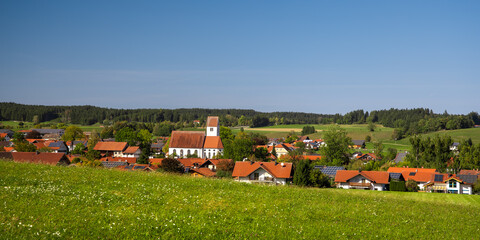 Obraz premium Scenic landscape of Steingaden town in Bavaria, Germany.