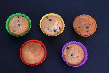 bunte muffins mit schoktropfen