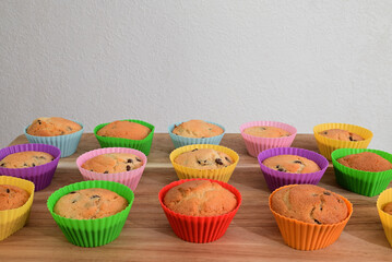 bunte muffins mit schoktropfen