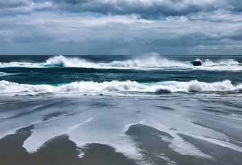 Fototapeta premium Waves crashing on the beach