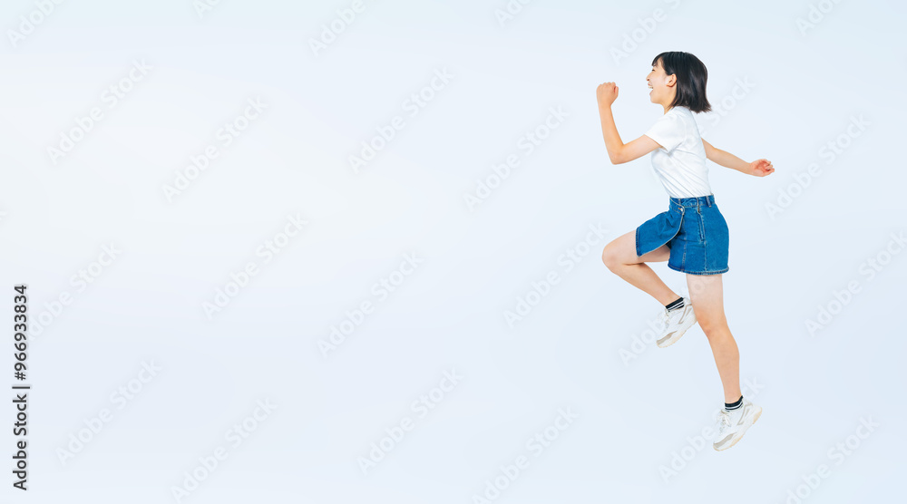 Aufkleber 元気にジャンプする女の子の全身写真（切り抜き背景透過pngも販売しております。作成者リンクから「png」で検索してください）