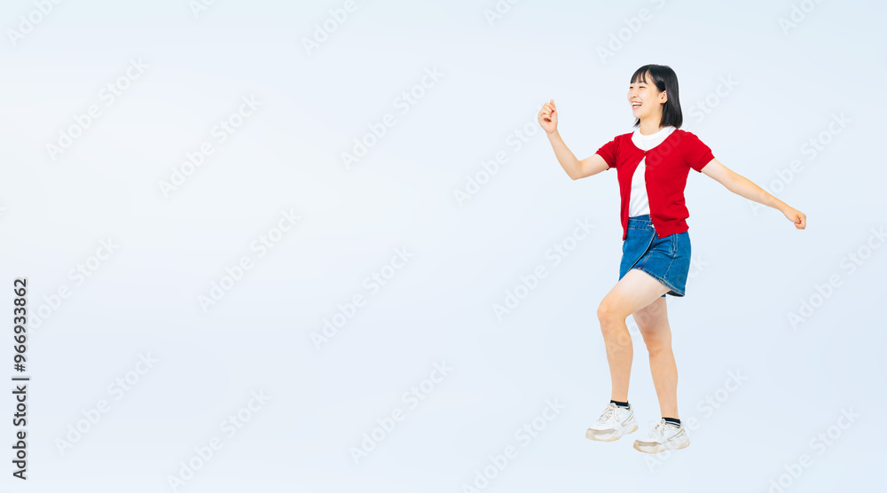 Aufkleber 元気に歩く女の子の全身写真（切り抜き背景透過pngも販売しております。作成者リンクから「png」で検索してください）