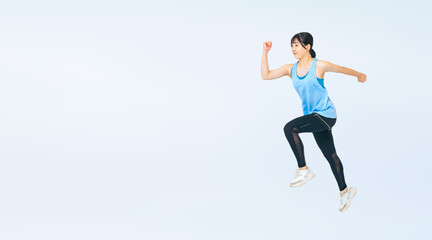 Fototapeta premium スポーツウェアを着てジャンプする女の子の全身写真（切り抜き背景透過PNGも販売しております。作成者リンクから「PNG」で検索してください）