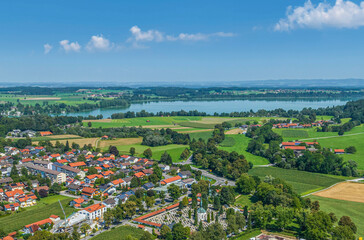 Blick über Waging im Rupertiwinkel zum Waginger See im südöstlichen Oberbayern