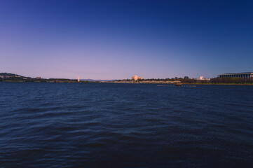 Obraz premium The photo showcases the beautiful scenery on both sides of the Lake Burley Griffin