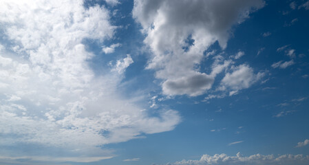 Obraz premium Summer blue sky cloud gradient background. Cloudy sky. Vivid cyan blue landscape in environment day horizon skyline view. White clouds on soft sky background. White cloudy sky.