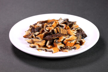 皿に盛った刻み穴子