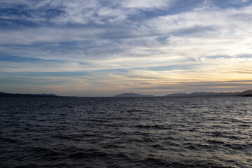 湖に沈む美しい夕陽