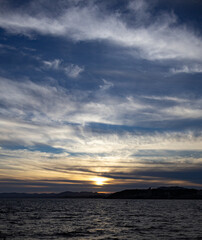 Obraz premium 湖に沈む美しい夕陽