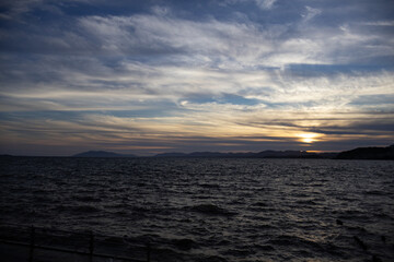 湖に沈む美しい夕陽
