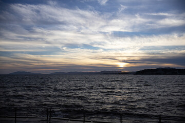 湖に沈む美しい夕陽