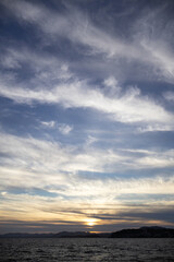 Fototapeta premium 湖に沈む美しい夕陽