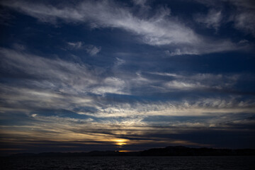湖に沈む美しい夕陽
