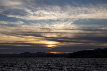 湖に沈む美しい夕陽