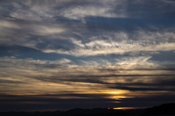 湖に沈む美しい夕陽