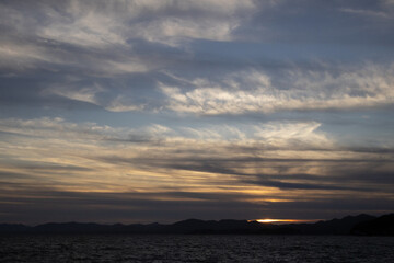 湖に沈む美しい夕陽