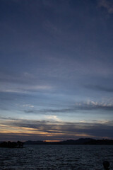 湖に沈む美しい夕陽