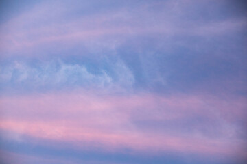 ピンク色の雲の夕焼け空