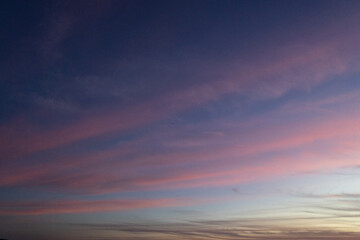 ピンク色の雲の夕焼け空