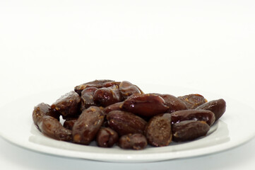 Nahaufnahme getrocknete Datteln freigestellt 