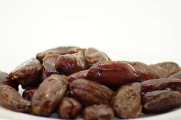 Nahaufnahme getrocknete Datteln freigestellt 