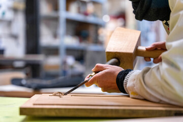 Artisans dans un atelier en train de travailler