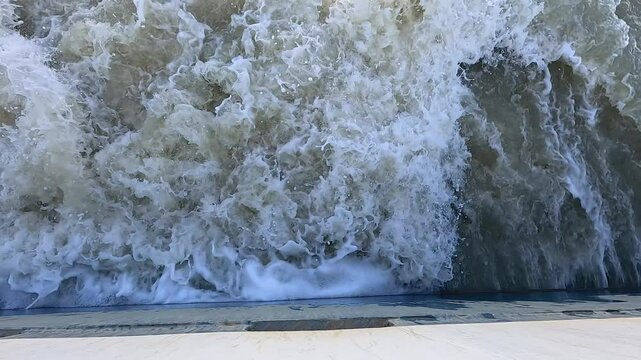 Powerful River Wave in Blaye