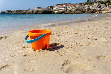 Cubo de niño en la playa, Rias Bajas, Galicia, España.