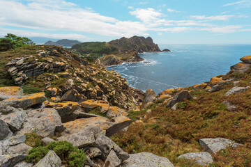 Vista de las islas Montefaro y San Martiño desde la isla de Monteagudo, en el archipiélago de las...