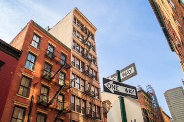 Edificios de la calle Water en Manhattan, Nueva York, USA. Fachada de los típicos edificios de...