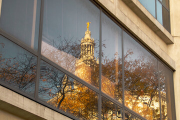 Reflejo en una ventana del edificio municipal David N. Dinkins de Manhattan, Nueva York, EE.UU....