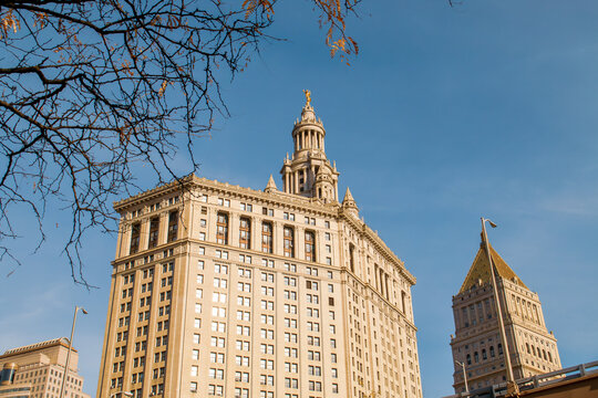 Fachada del edificio municipal David N. Dinkins de Manhattan, Nueva York, EE.UU. Edificio de estilo neocl&aacute;sico con detalles romanos como la estatua dorada de la c&uacute;pula llamada Fama C&iacute;vica.