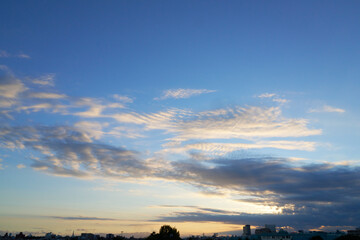 夏の終わりの空、夕暮れ前