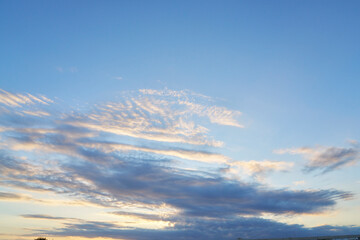 夏の終わりの空、夕暮れ前