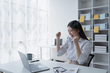 Obraz premium woman happiness plans for financial success by integrating budget and marketing strategies to optimize overall finance management