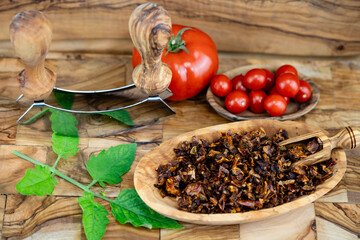 Getrocknete oder frische Tomaten  Solanum Lycopersicum 