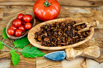 Getrocknete oder frische Tomaten  Solanum Lycopersicum 