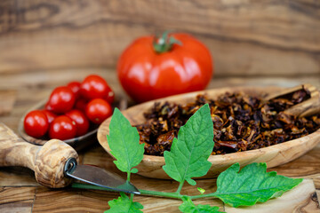 Getrocknete oder frische Tomaten  Solanum Lycopersicum 