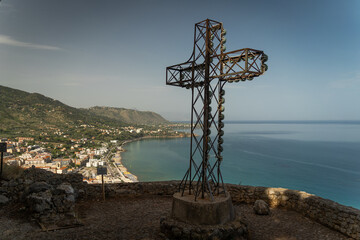 La croix sur les la Rocca au-dessus de Cefalu en Sicile